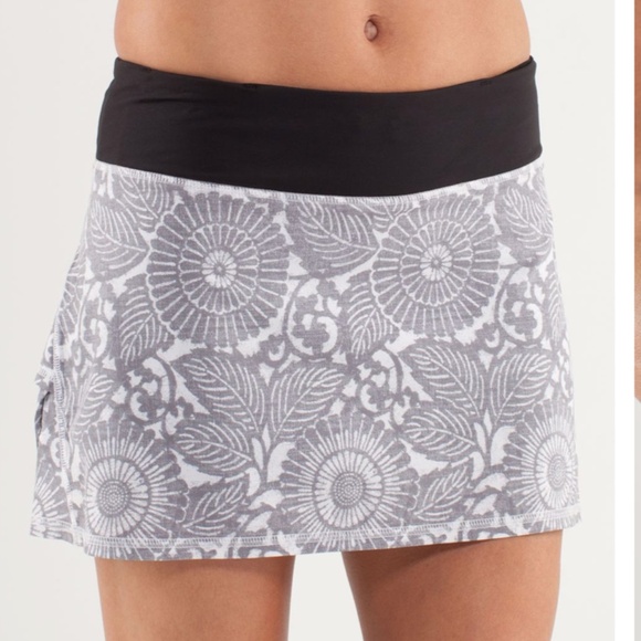 EUC LULULEMON Pace Setter Skirt Skort Beachy Floral White Fossil Black - Picture 2 of 10
